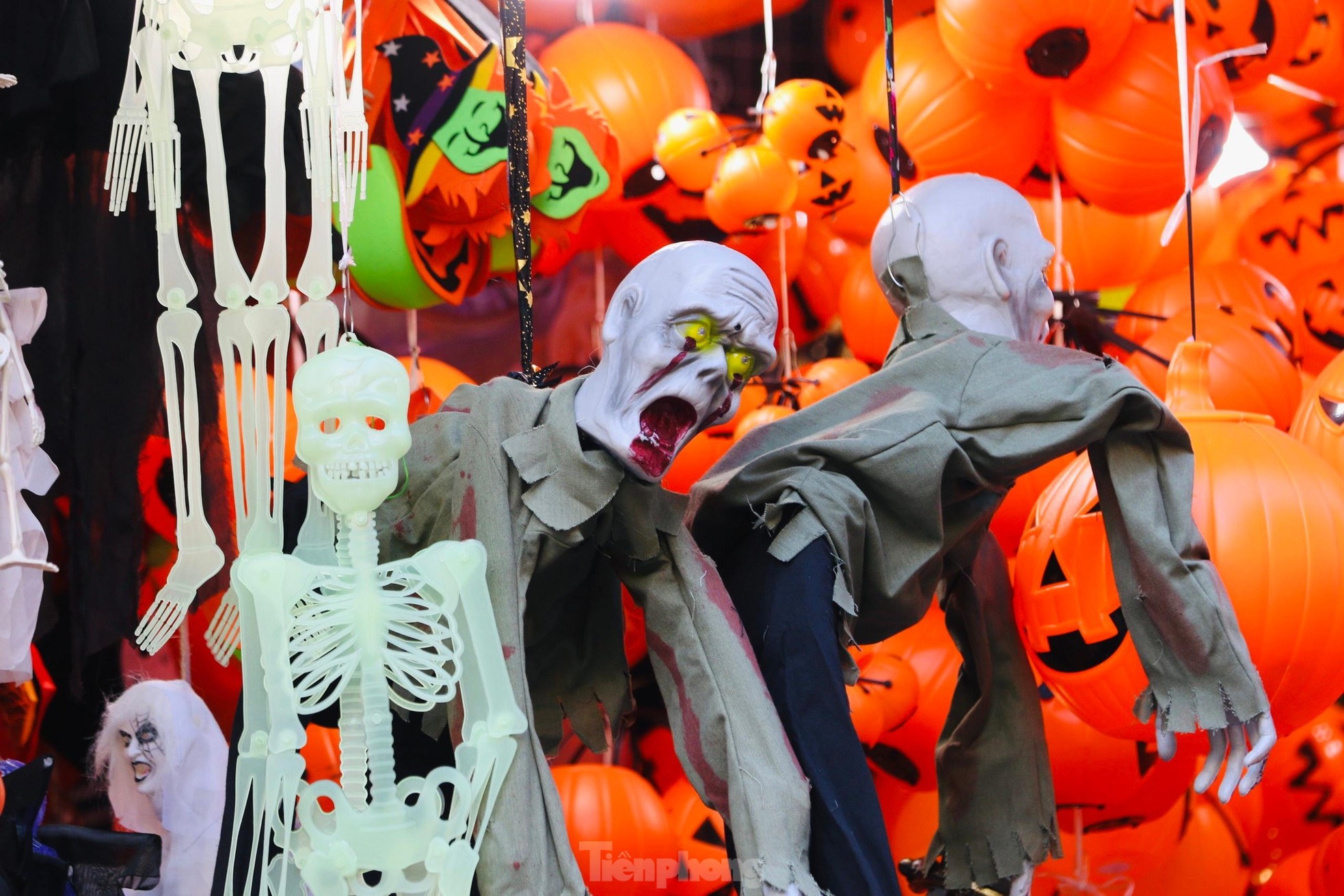 Phố Hàng Mã tràn ngập đồ chơi kinh dị trước ngày lễ Halloween - Ảnh 2.