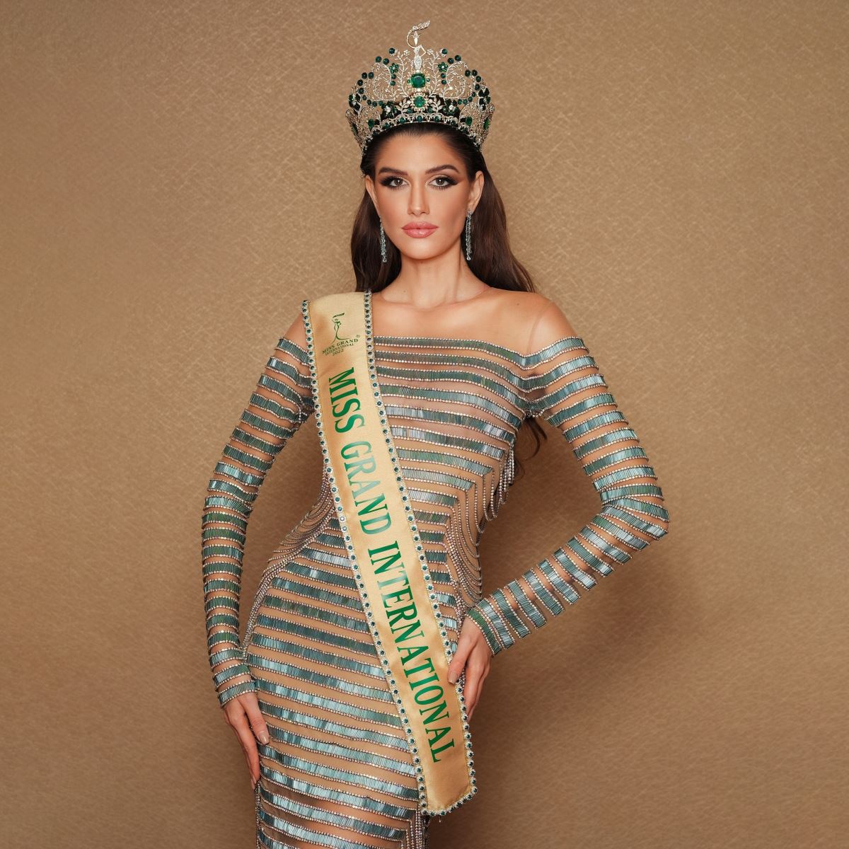 Học vấn 'khủng' của tân Miss Grand International 2022: Là Thạc sĩ Tài chính, thông thạo 4 ngôn ngữ - Ảnh 2.