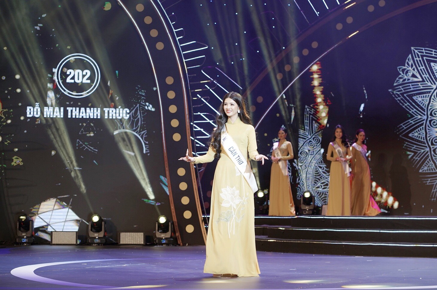 Bán kết Hoa hậu Du lịch Việt Nam 2022: 'Cháy’ hết mình trên sân khấu, 40 thí sinh xuất sắc đi tiếp vào đêm Chung kết - Ảnh 2.