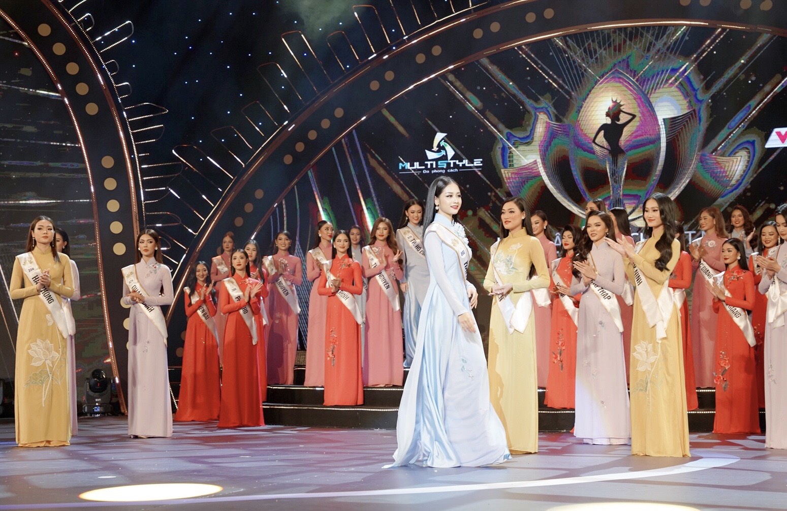 Bán kết Hoa hậu Du lịch Việt Nam 2022: 'Cháy’ hết mình trên sân khấu, 40 thí sinh xuất sắc đi tiếp vào đêm Chung kết - Ảnh 1.