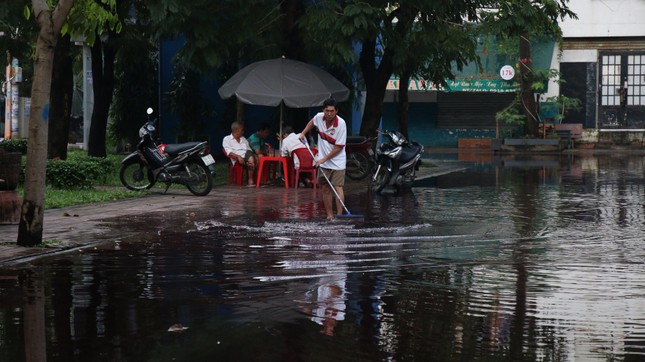 Sau 3 ngày, chưa rõ nguyên nhân gây ra dòng nước đỏ lạ ở TPHCM - Ảnh 3.