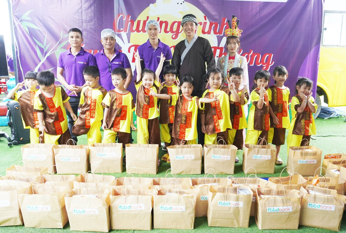 Hơn 9,6 tỷ đồng thực phẩm hỗ trợ cho cộng đồng từ Mondelez Kinh Đô - Ảnh 1. Hơn 9,6 tỷ đồng thực phẩm hỗ trợ cho cộng đồng từ Mondelez Kinh Đô - Ảnh 1.