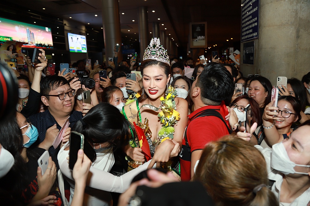 Hoa hậu Thiên Ân về Việt Nam trong vòng vây người hâm mộ, bật khóc vì xúc động - Ảnh 4.