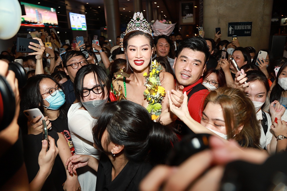 Hoa hậu Thiên Ân về Việt Nam trong vòng vây người hâm mộ, bật khóc vì xúc động - Ảnh 3.