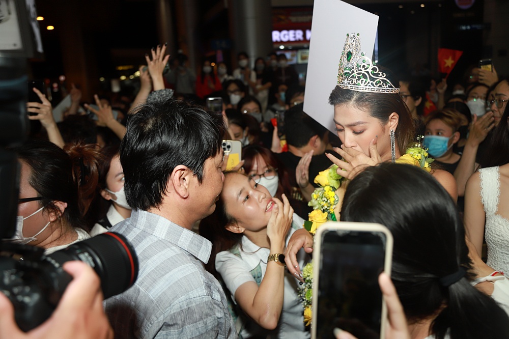 Hoa hậu Thiên Ân về Việt Nam trong vòng vây người hâm mộ, bật khóc vì xúc động - Ảnh 5.