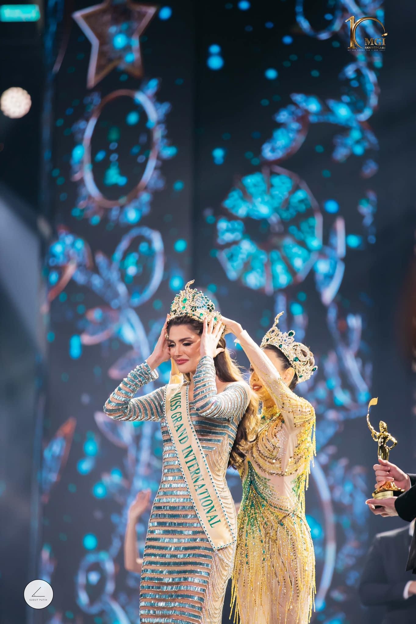 4 bộ váy của Thùy Tiên trong chung kết Hoa hậu Hòa bình - Ảnh 11.
