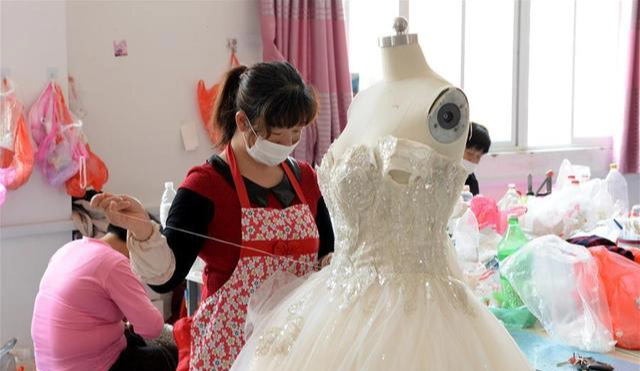 Trấn đồ cưới Trung Quốc: Mang tiếng là thánh địa may váy cưới lớn nhất nhưng lại núp bóng sau 'tổ nghề' - Ảnh 1.