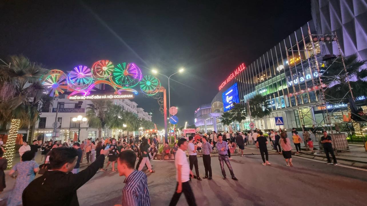 Hà Nội có khu phố ẩm thực xuyên đêm đầu tiên - Ảnh 1. Hà Nội có khu phố ẩm thực xuyên đêm đầu tiên - Ảnh 1.