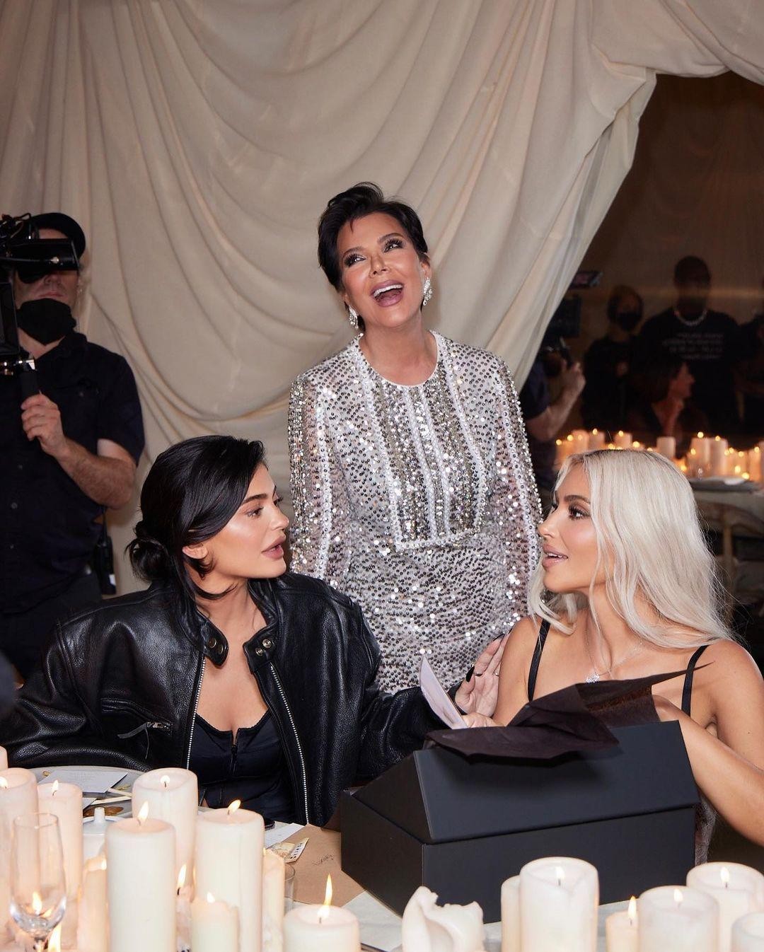 Kim Kardashian khoe thân hình đồng hồ cát với váy xuyên thấu - Ảnh 4.