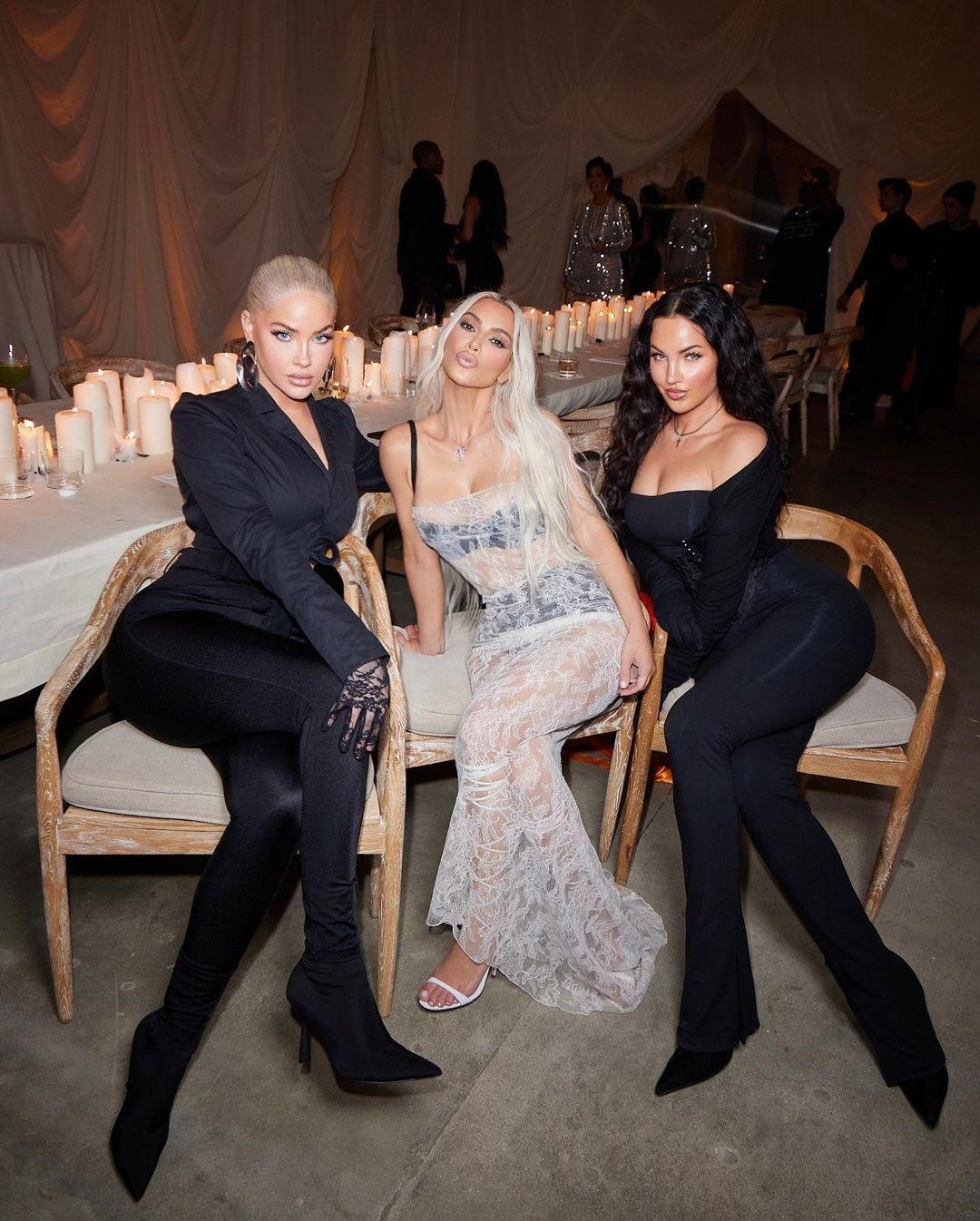 Kim Kardashian khoe thân hình đồng hồ cát với váy xuyên thấu - Ảnh 8.