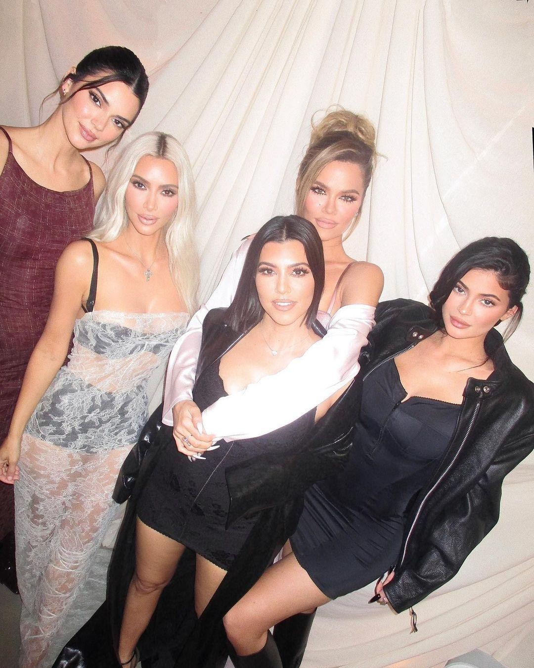 Kim Kardashian khoe thân hình đồng hồ cát với váy xuyên thấu - Ảnh 3.