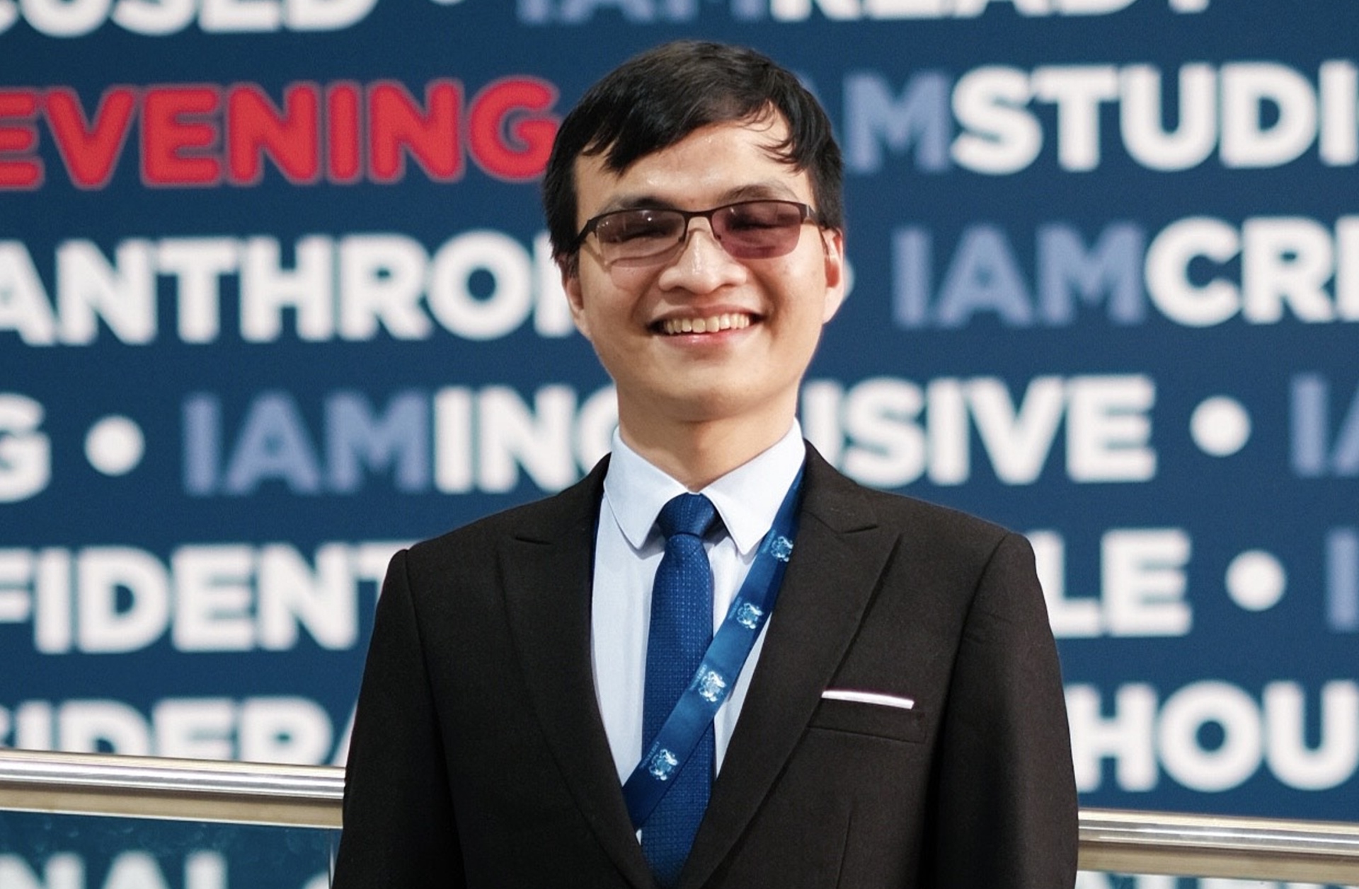 H&agrave;nh tr&igrave;nh du học thạc sĩ tại Anh của ch&agrave;ng trai khiếm thị - Ảnh 1.