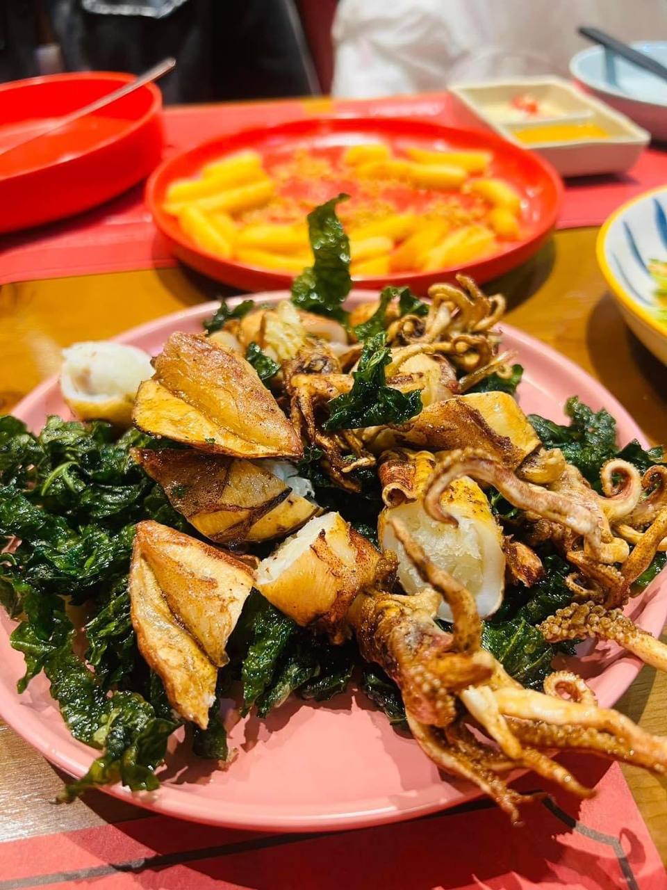 Mực chiên lá lốt - Món ngon giúp ấm bụng những ngày lạnh về - Ảnh 3. Mực chiên lá lốt - Món ngon giúp ấm bụng những ngày lạnh về - Ảnh 3.