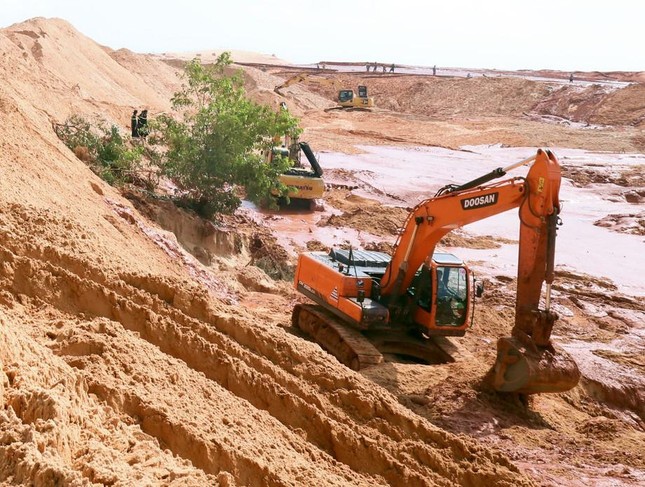 Sạt lở cát ở mỏ titan khiến 4 người tử vong: Không đảm bảo an toàn lao động cho công nhân - Ảnh 2.