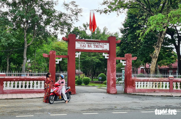 Hiệu trưởng ng&ocirc;i trường xảy ra vụ c&ocirc; gi&aacute;o bị 'bẻ tay': &lsquo;Tất cả đều c&oacute; lỗi&rsquo; - Ảnh 1.