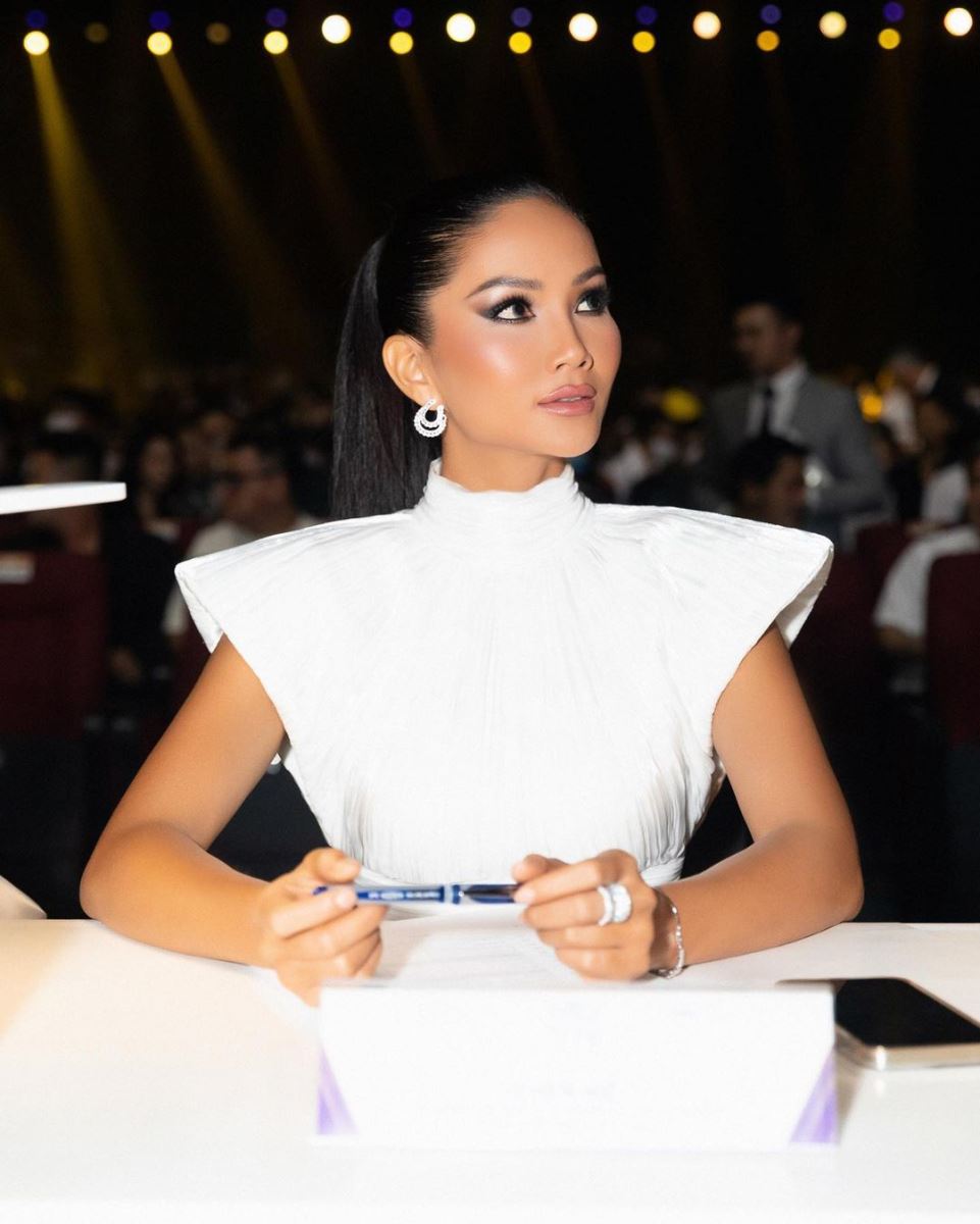 4 năm sau Miss Universe 2018: H'Hen Niê sự nghiệp thăng hạng chóng mặt nhưng nếp sống vẫn giản dị bất ngờ - Ảnh 3.