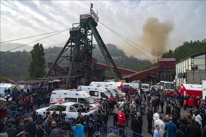 Thổ Nhĩ Kỳ bắt giữ 25 người sau vụ sập hầm mỏ khiến hàng chục người thiệt mạng - Ảnh 1.