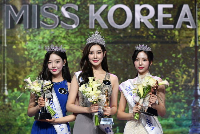 Tân Hoa hậu Hàn Quốc gây sốt: Mỹ nhân 23 tuổi đẹp tựa diễn viên, sở hữu đôi chân siêu dài - Ảnh 2.