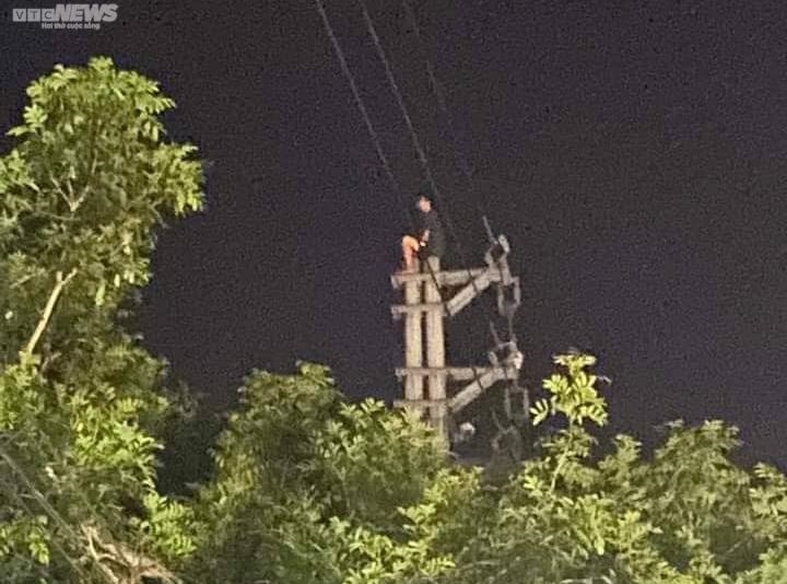 Nam thanh niên mắc bệnh tâm thần trèo lên đỉnh cột điện ở Lào Cai - Ảnh 1.