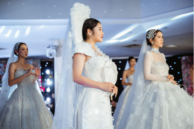 NTK Dung Dung biến giấc mơ cổ tích của mọi cô gái thành hiện thực qua BST váy cưới Ngọc Nữ - Ảnh 8.