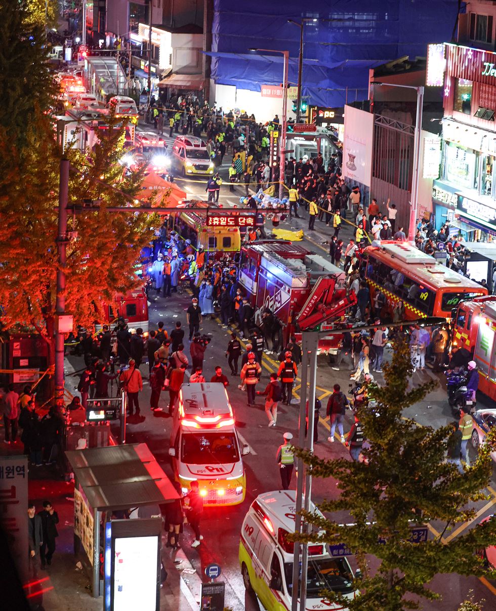 NÓNG: Thương vong lớn do giẫm đạp trong tiệc Halloween ở Seoul - Ảnh 1.
