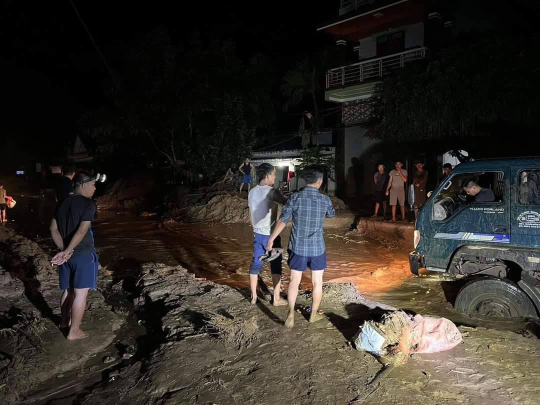 Trắng đêm dọn bùn đất, khắc phục hậu quả trận lũ quét kinh hoàng nhất 20 năm qua ở Nghệ An - Ảnh 2.