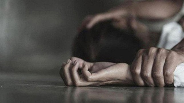 Ngủ nhờ nhà hàng xóm, bé gái 12 tuổi bị xâm hại nhiều lần - Ảnh 1.