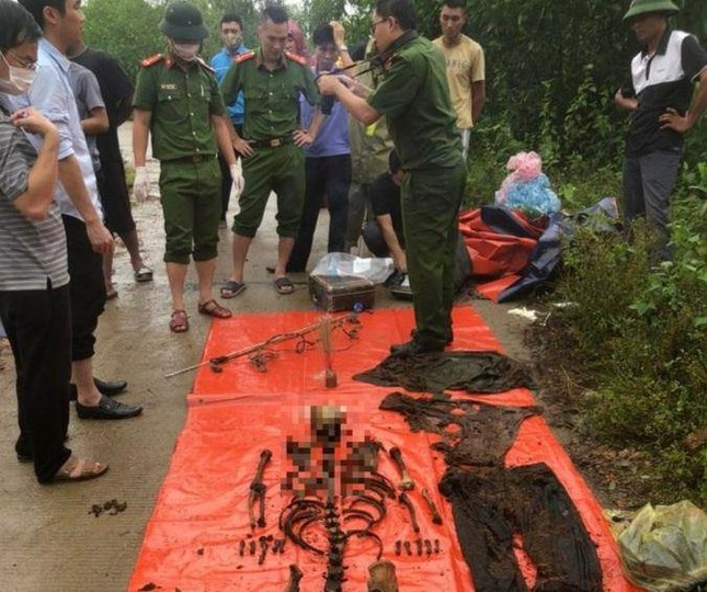 Người dân tá hỏa khi phát hiện bộ xương người, có dây thừng treo lơ lửng trên cây - Ảnh 1.