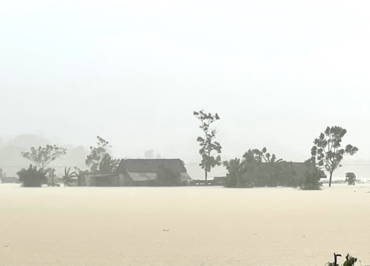 Ngập lụt nghiêm trọng và lũ quét chưa từng có ở Nghệ An - Ảnh 2.