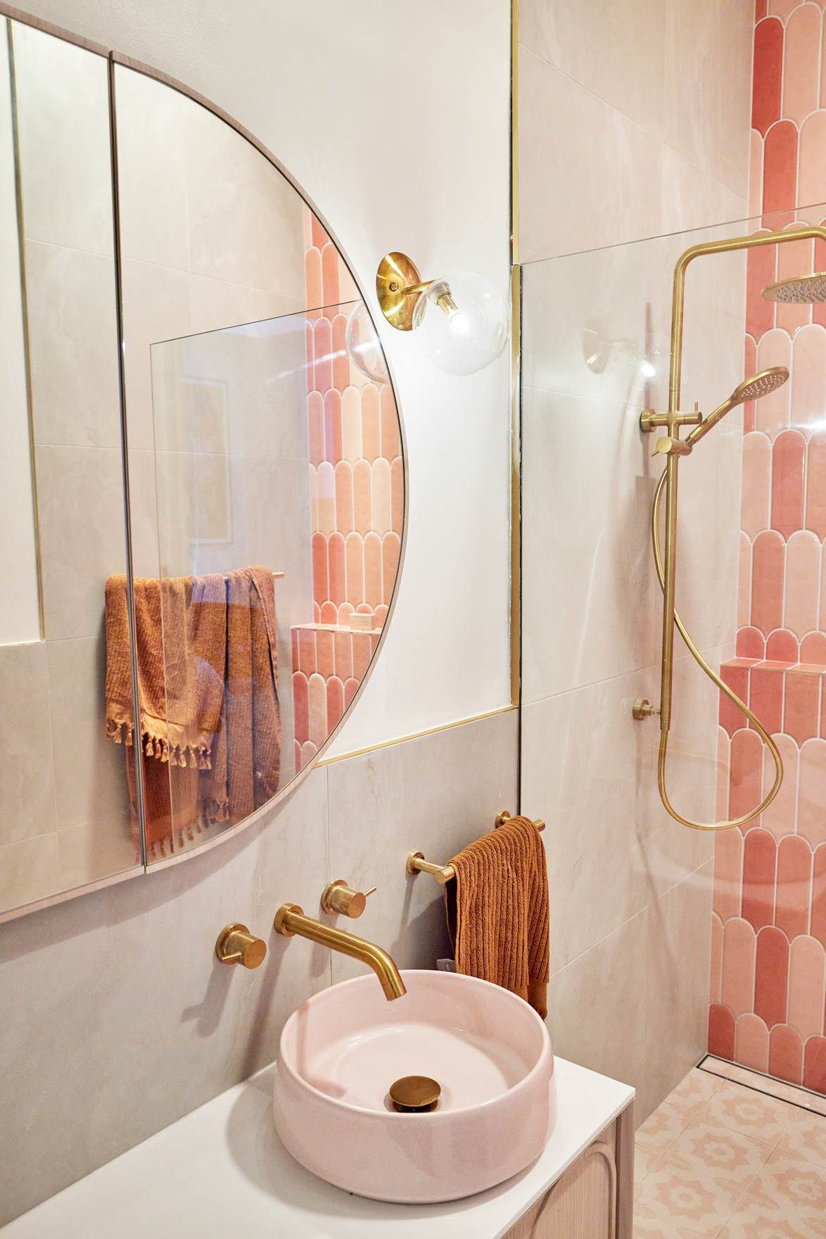 Lịm tim với những căn phòng tắm màu hồng millennial hiện đại - Ảnh 2.
