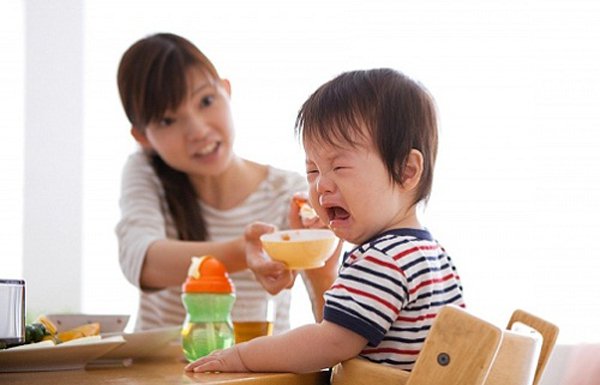 Những vấn đề thường gặp khi bé ăn dặm và cách bố mẹ nên làm để biến việc ăn uống trở thành niềm vui - Ảnh 1.