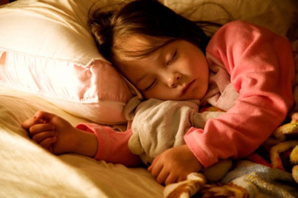 Trẻ nên ngủ một mình từ khi nào và cách để bố mẹ luyện con ngủ riêng thành công - Ảnh 1.