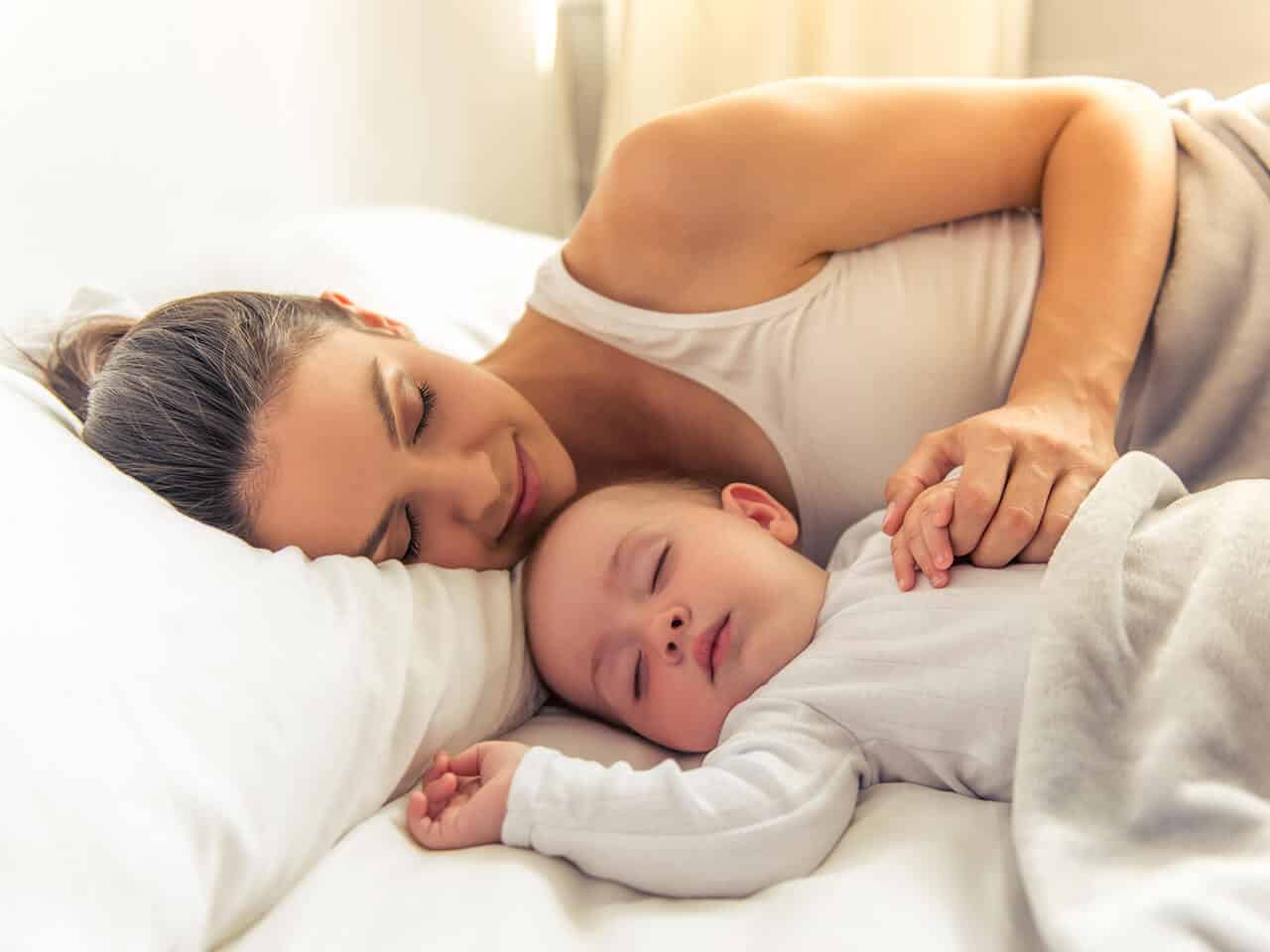 Trẻ nên ngủ một mình từ khi nào và cách để bố mẹ luyện con ngủ riêng thành công - Ảnh 3.