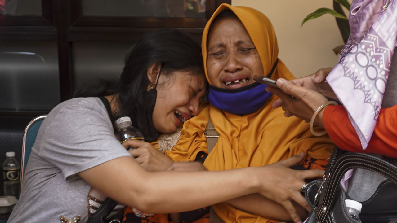 3 án phạt nặng chờ bóng đá Indonesia sau thảm kịch làm 125 người thiệt mạng - Ảnh 6.