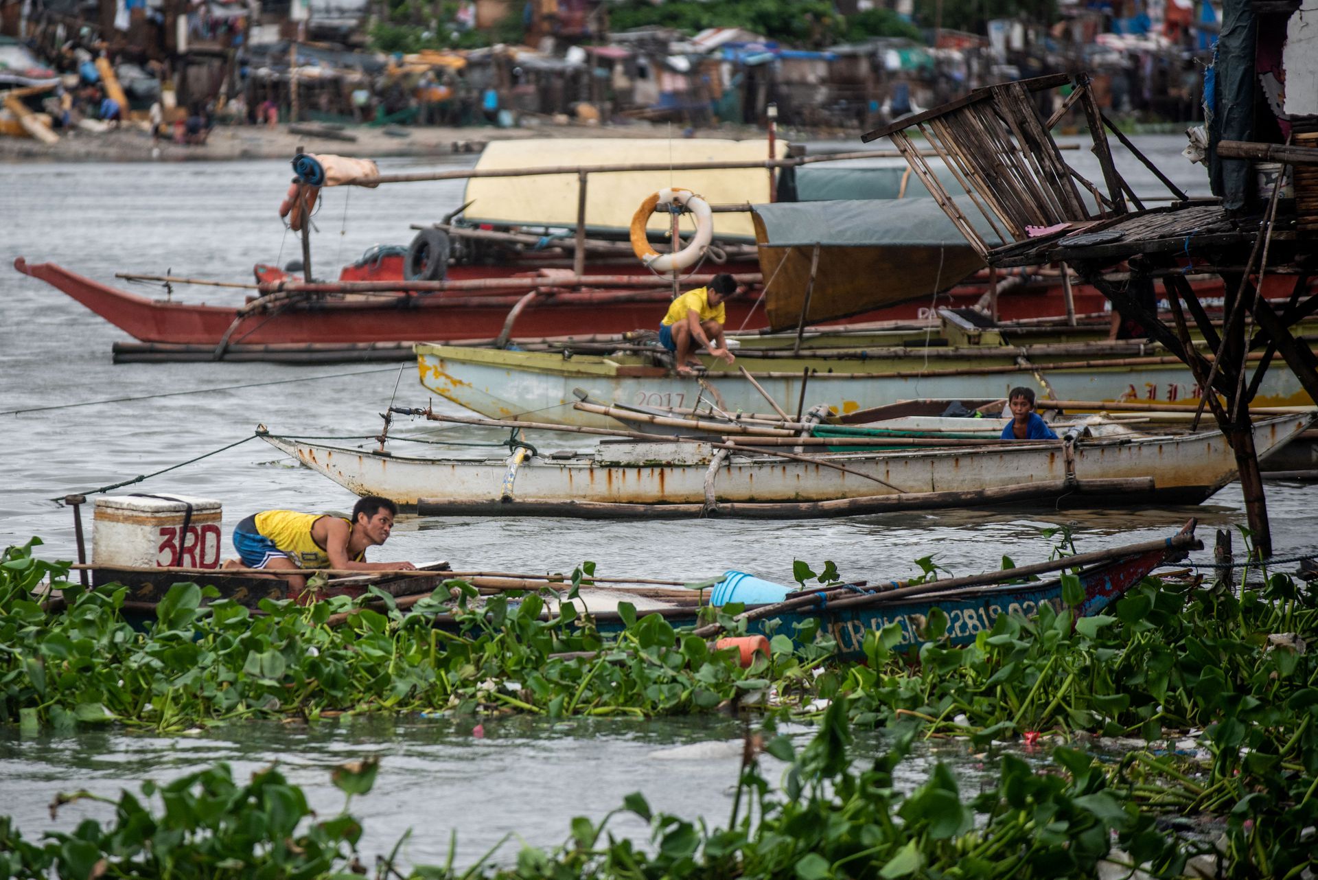 Năm lần đổ bộ đất liền, bão Nalgae quần Philippines tơi tả - Ảnh 4.