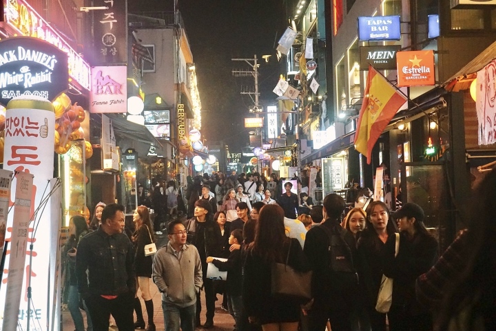 Itaewon - khu phố Tây không ngủ nổi tiếng ở Hàn Quốc - Ảnh 3.