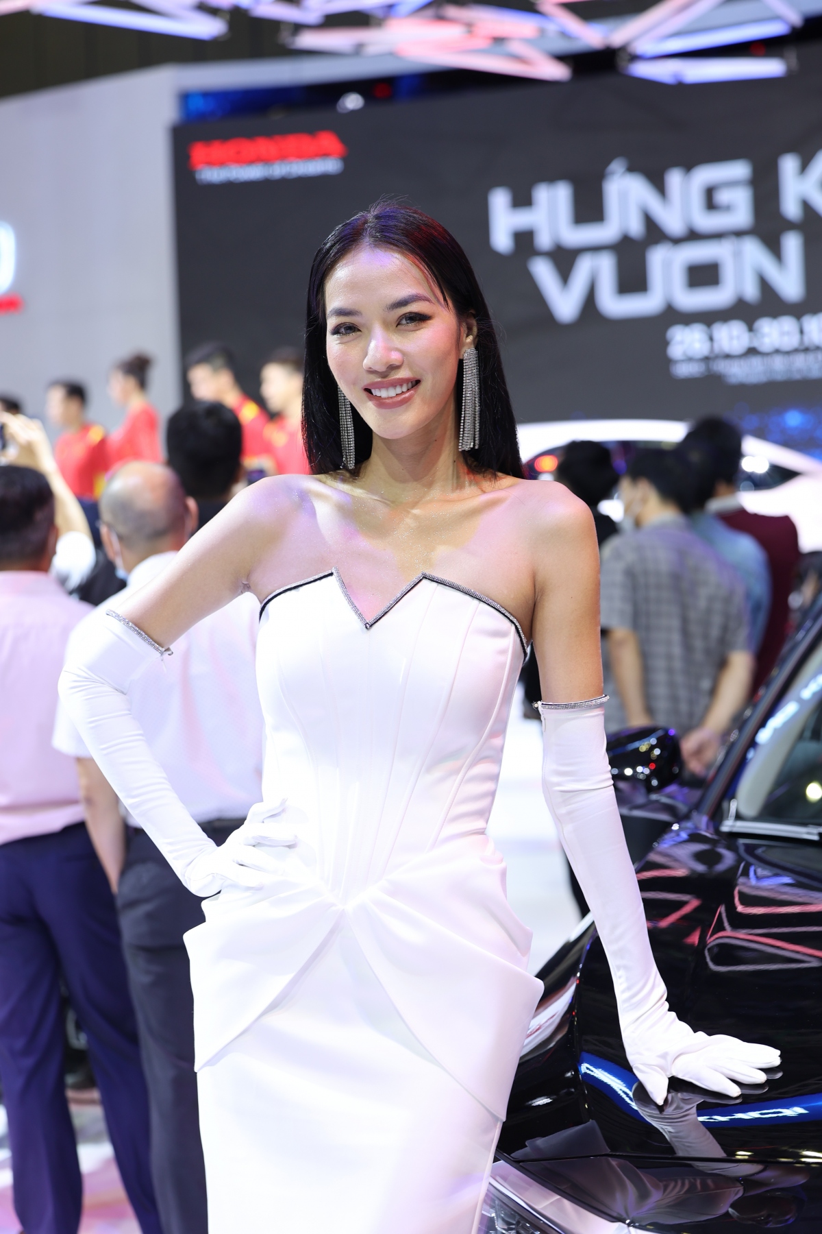Dàn sao và người đẹp hội tụ tại Triển lãm ô tô Việt Nam 2022 - Ảnh 15.