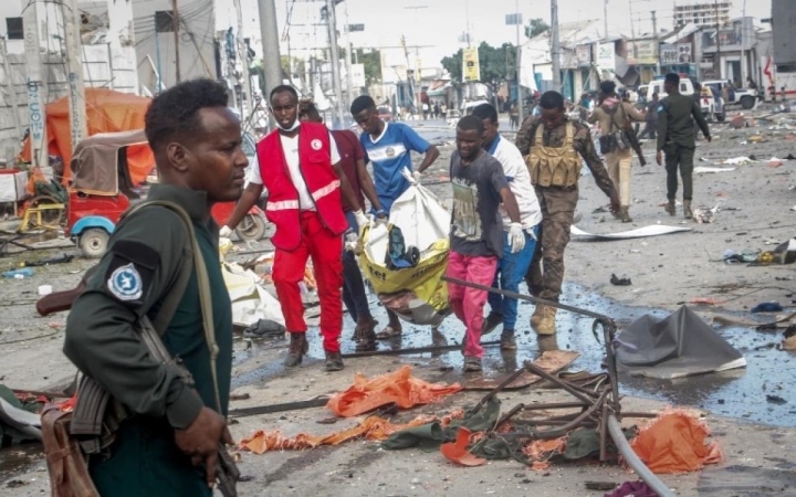 Đánh bom kép rung chuyển thủ đô Somalia, 100 người thiệt mạng - Ảnh 1.