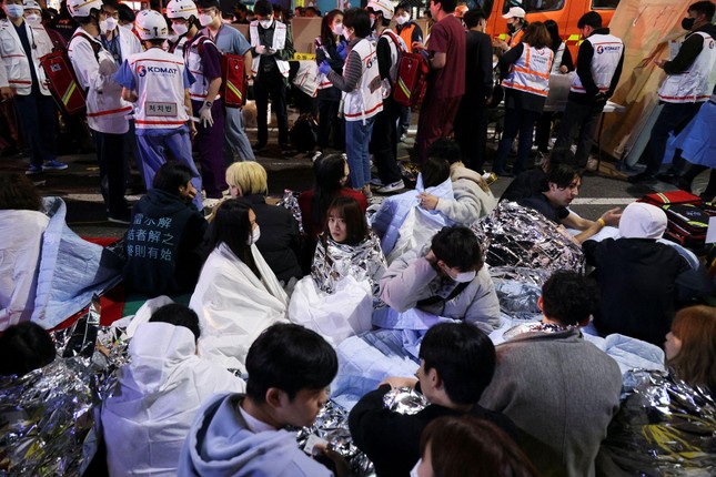 Giẫm đạp kinh hoàng ở Seoul: Số người chết lên đến 120, Tổng thống Yoon họp khẩn - Ảnh 3.