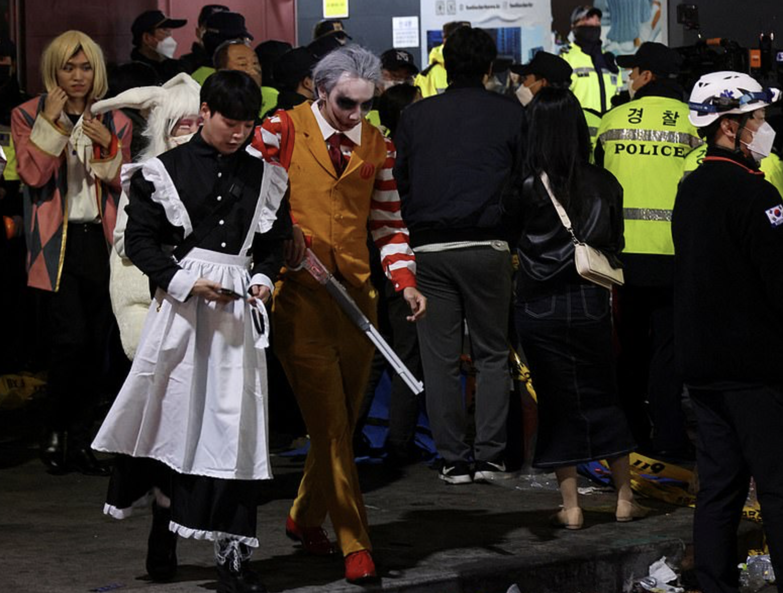 Hình ảnh đám đông 100.000 người kẹt cứng trong phố hẹp Seoul đêm thảm kịch Halloween - Ảnh 12.