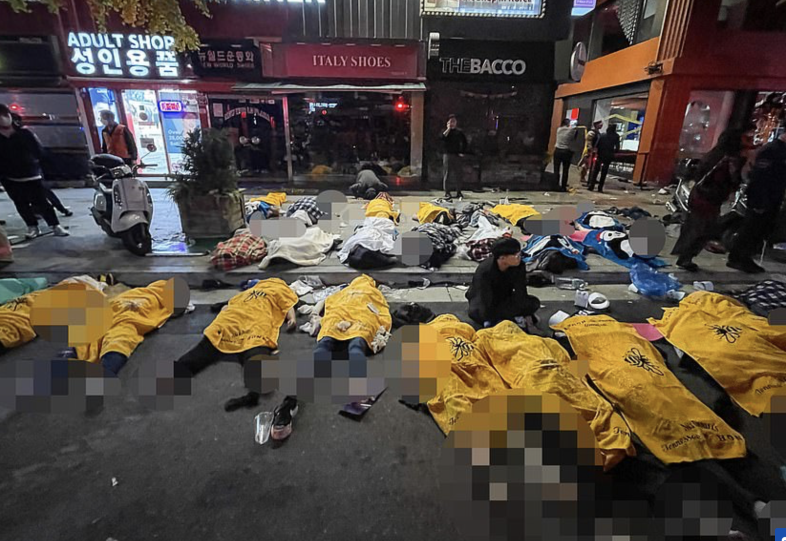 Hình ảnh đám đông 100.000 người kẹt cứng trong phố hẹp Seoul đêm thảm kịch Halloween - Ảnh 5.