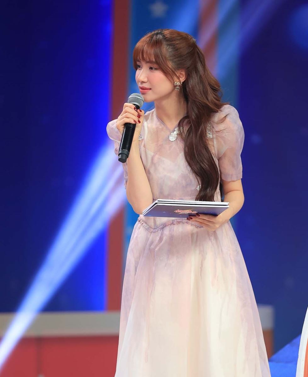 Hòa Minzy debut làm MC thay thế Trấn Thành: Áp lực vì sợ bị so sánh - Ảnh 1.