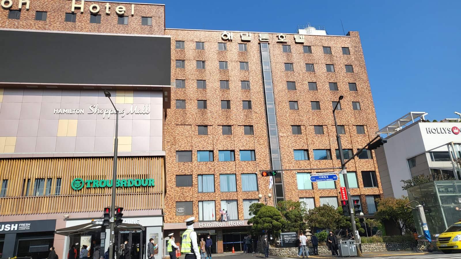 Vụ giẫm đạp ở Seoul: Phong toả toàn bộ đường đến khu vực Itaewon - Ảnh 3. Vụ giẫm đạp ở Seoul: Phong toả toàn bộ đường đến khu vực Itaewon - Ảnh 3.