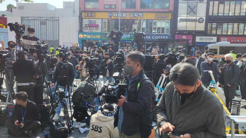 Vụ giẫm đạp ở Seoul: Phong toả toàn bộ đường đến khu vực Itaewon - Ảnh 5.