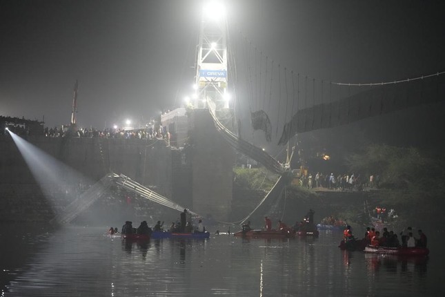 Sập cầu treo ở Ấn Độ: 132 người thiệt mạng, mò mẫm xuyên đêm tìm kiếm người rơi xuống sông - Ảnh 2.