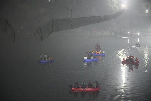 Sập cầu treo ở Ấn Độ: 132 người thiệt mạng, mò mẫm xuyên đêm tìm kiếm người rơi xuống sông - Ảnh 5.