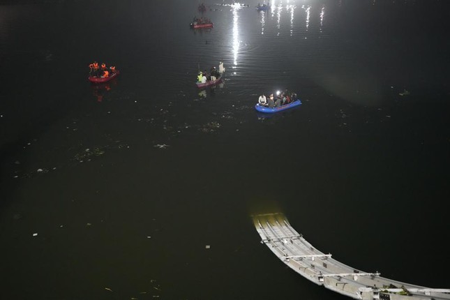 Sập cầu treo ở Ấn Độ: 132 người thiệt mạng, mò mẫm xuyên đêm tìm kiếm người rơi xuống sông - Ảnh 6.