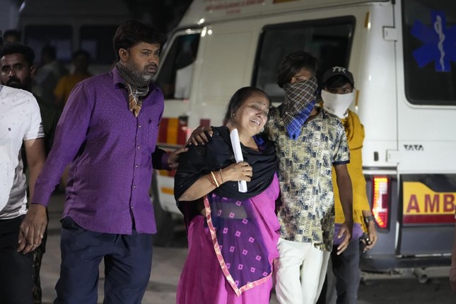 Sập cầu treo ở Ấn Độ: 132 người thiệt mạng, mò mẫm xuyên đêm tìm kiếm người rơi xuống sông - Ảnh 11.