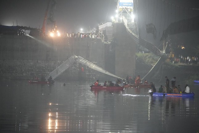 Sập cầu treo ở Ấn Độ: 132 người thiệt mạng, mò mẫm xuyên đêm tìm kiếm người rơi xuống sông - Ảnh 1.