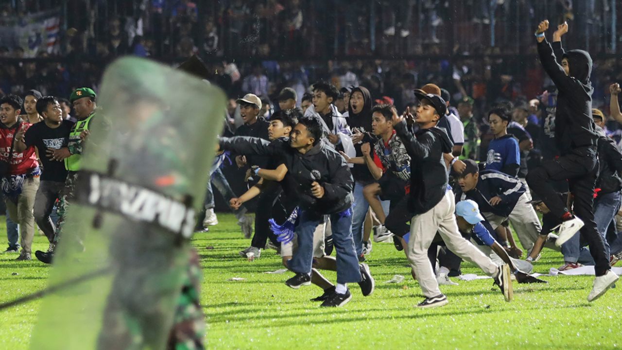 221001204313-05-indonesia-football-stampede-intl-hnk-166721199320913048509-1667219185283-16672191860441802413078.jpg